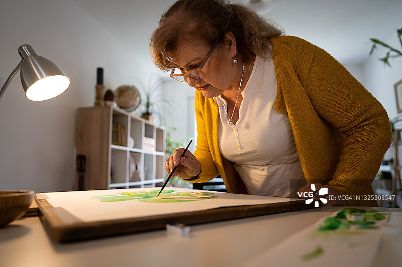 在家绘画的年长白人妇女图片素材