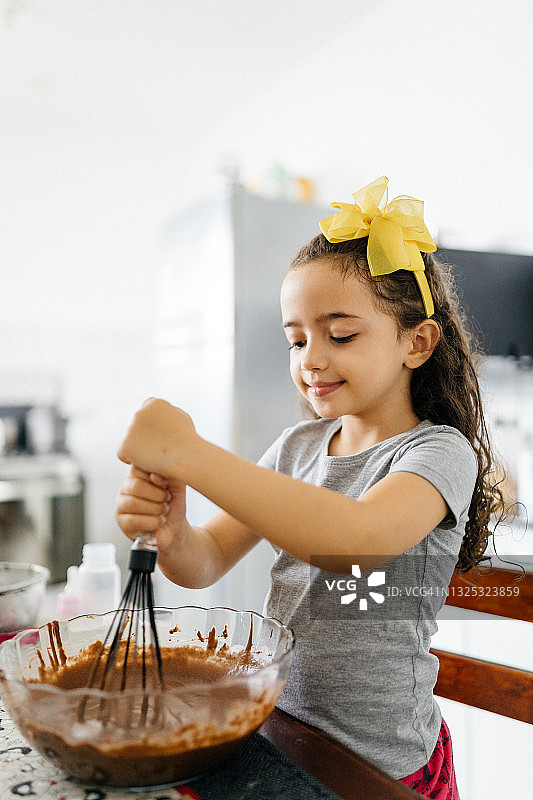 女孩准备巧克力蛋糕图片素材