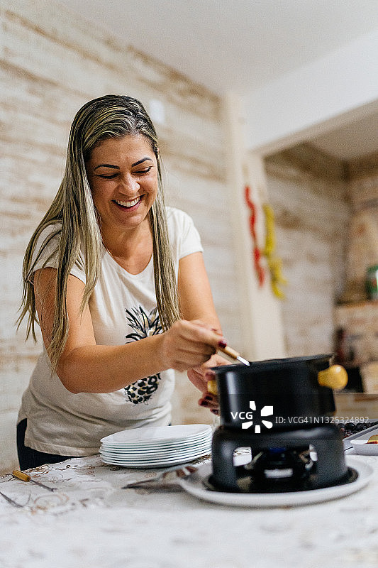 女人在家准备火锅图片素材