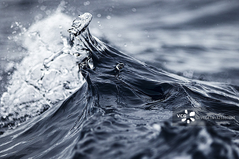 海浪上的水花细节特写图片素材