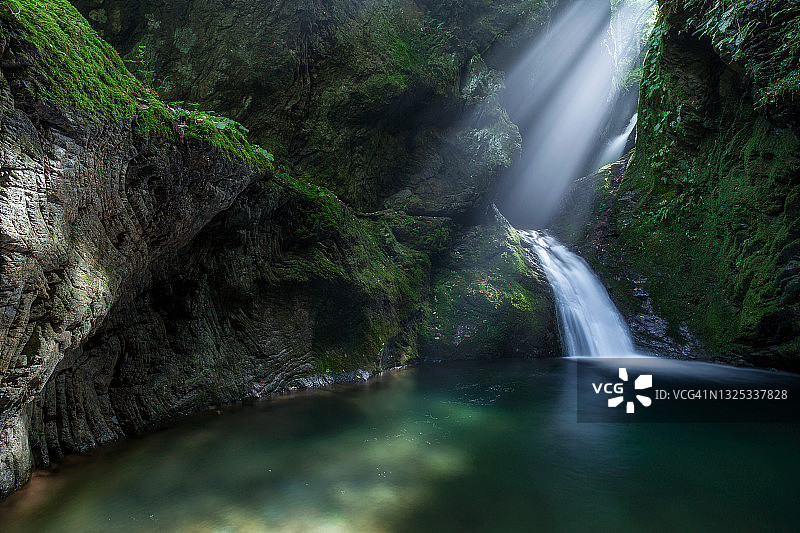 阳光下的螺旋瀑布图片素材
