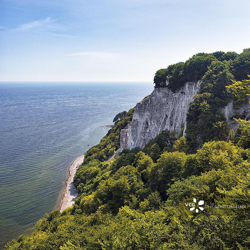 德国梅克伦堡-前波莫瑞州吕根岛斯图本卡默的白垩悬崖与山毛榉森林，波罗的海沿岸图片素材