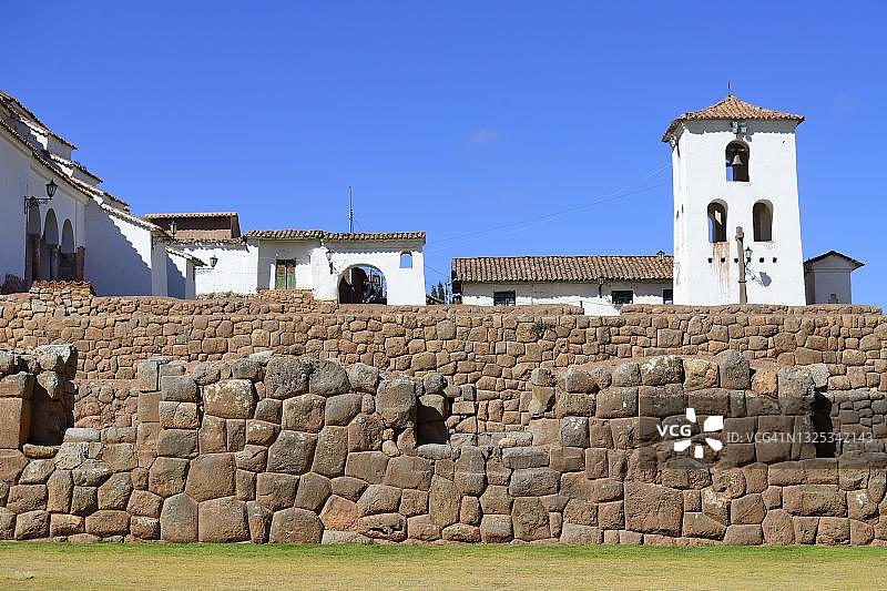 秘鲁库斯科地区印加墙基上的村庄教堂图片素材