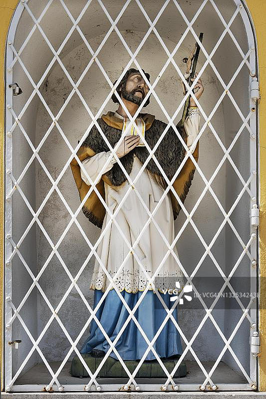 巴特特尔茨格子窗后的圣徒雕像图片素材