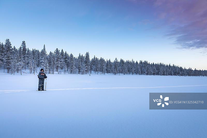 芬兰埃农泰基厄奥纳斯耶尔维的雪鞋徒步旅行者图片素材