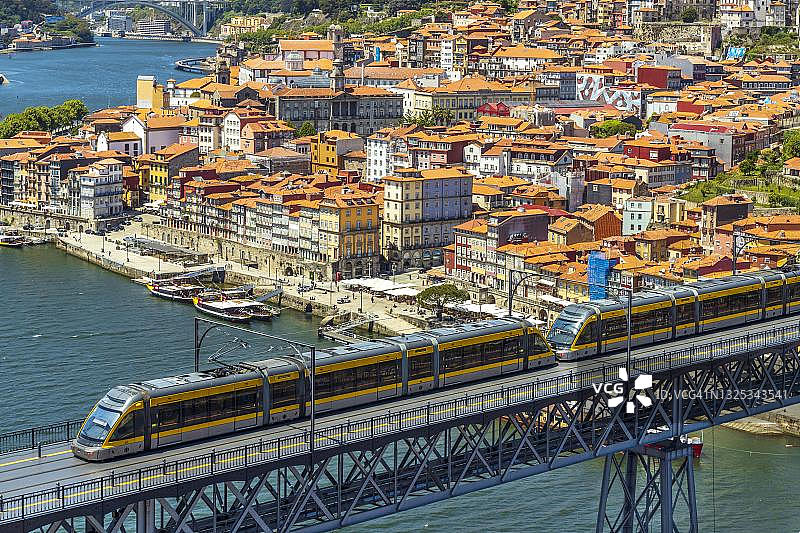 葡萄牙波尔图市及其著名大桥上的地铁美丽全景图片素材