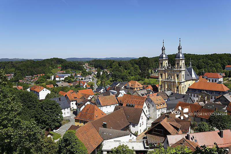 从格斯魏恩施泰因城堡俯瞰小镇和教堂，巴伐利亚，德国图片素材