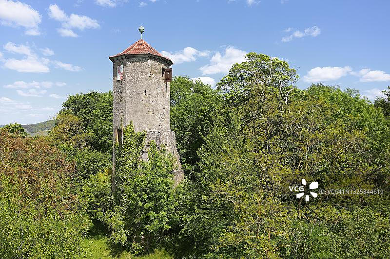 德国巴伐利亚施泰格瓦尔德维森特海德附近的卡斯特尔葡萄酒村，卡斯特尔城堡山上的城堡塔楼图片素材