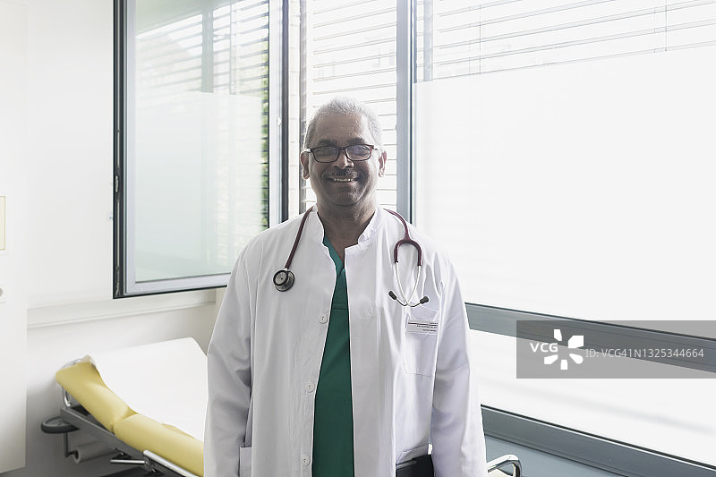 医疗室里的资深外科医生图片素材