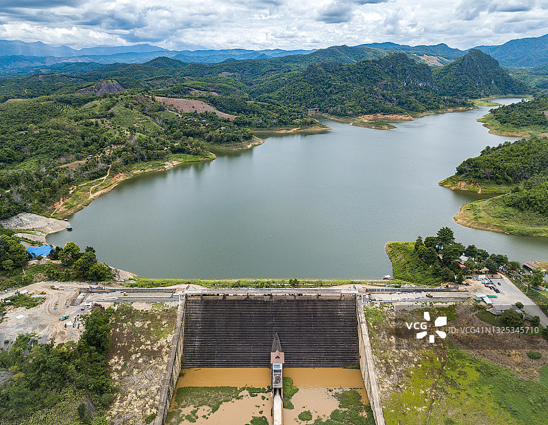 泰国清莱府湄赛县湄赛水库（或坝谷）航拍，位于天然盆地下游的狭窄山谷部分图片素材