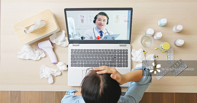 通过笔记本电脑实现的远程医疗概念图片素材