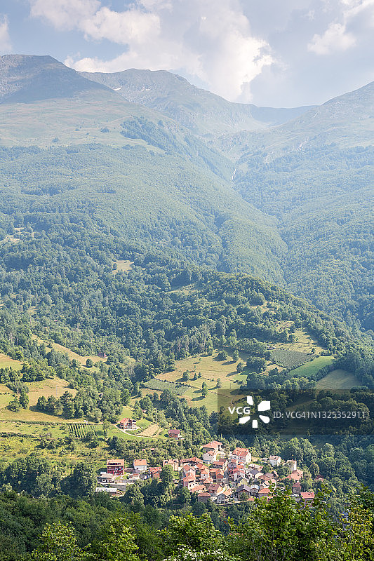 沙尔山脉的偏远村庄图片素材