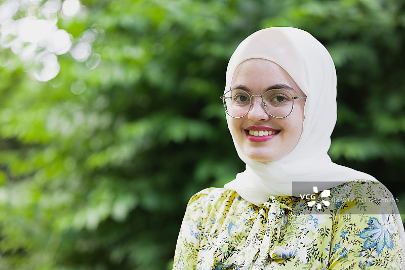 戴盖头巾的女孩肖像图片素材