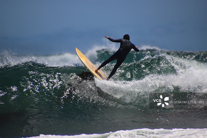 冲浪者乘风破浪图片素材