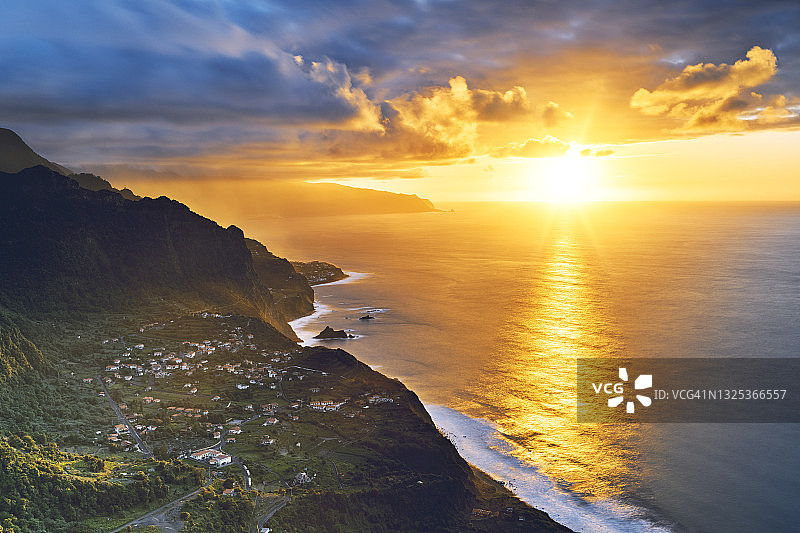 马德拉岛海洋和北海岸日落图片素材
