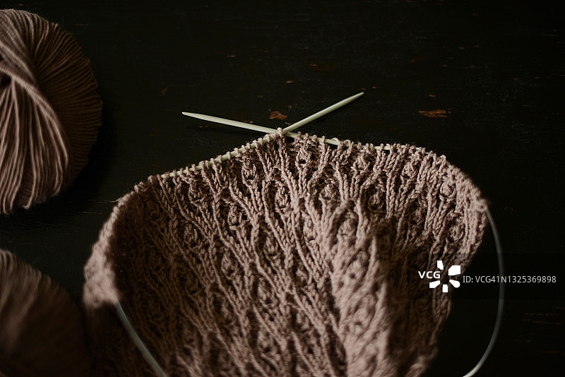黑色背景上的棕色针织项目图片素材
