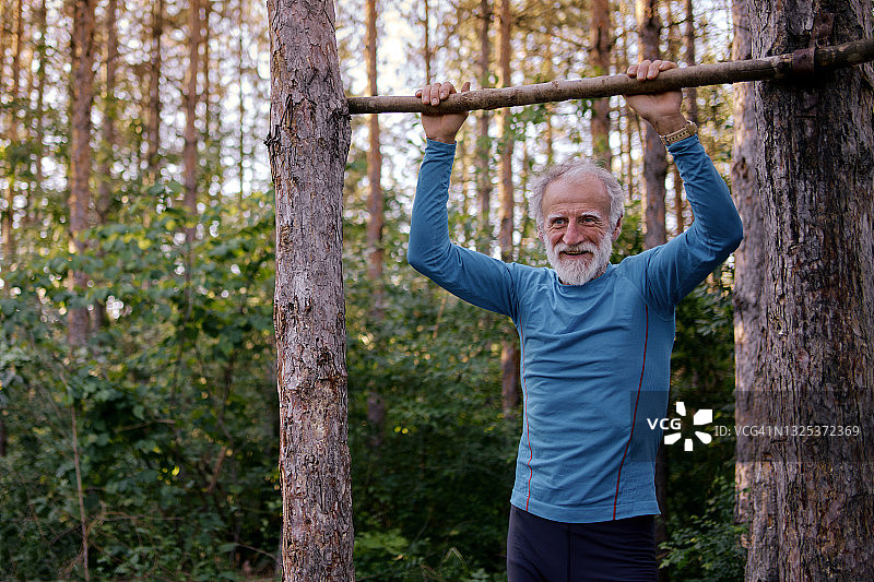 在森林里锻炼的活力老年男人图片素材