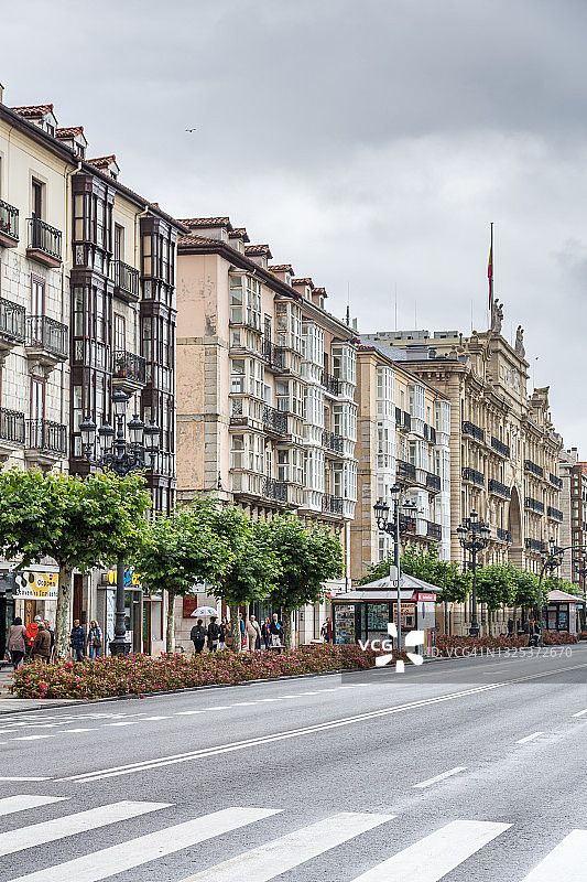 桑坦德主要街道上的老房子图片素材