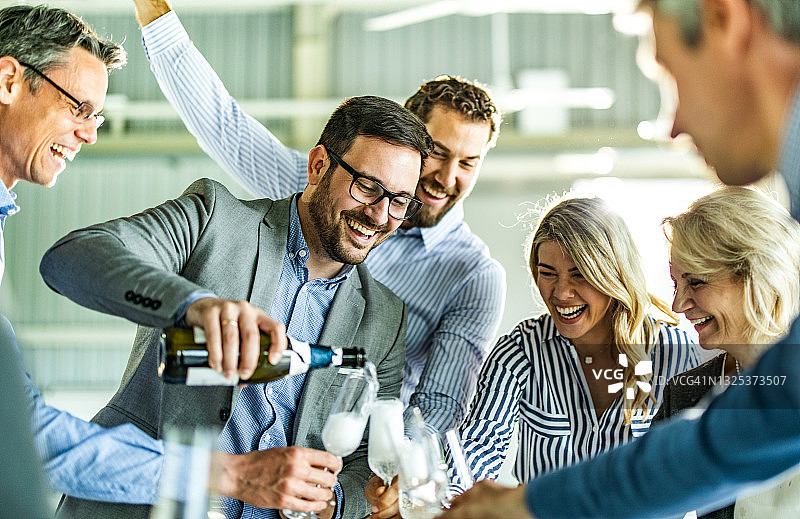 办公室派对上倒香槟图片素材