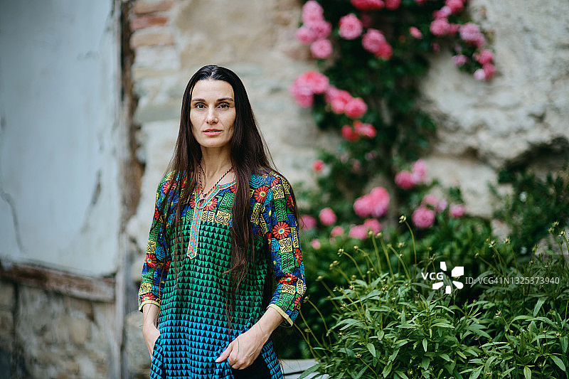 户外，看着镜头的长发女子肖像照图片素材