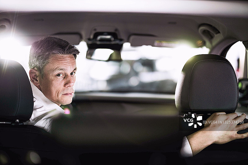 中年商人倒车准备驾车旅行图片素材