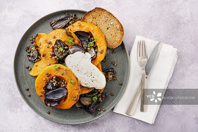 烤奶油南瓜配小扁豆图片素材