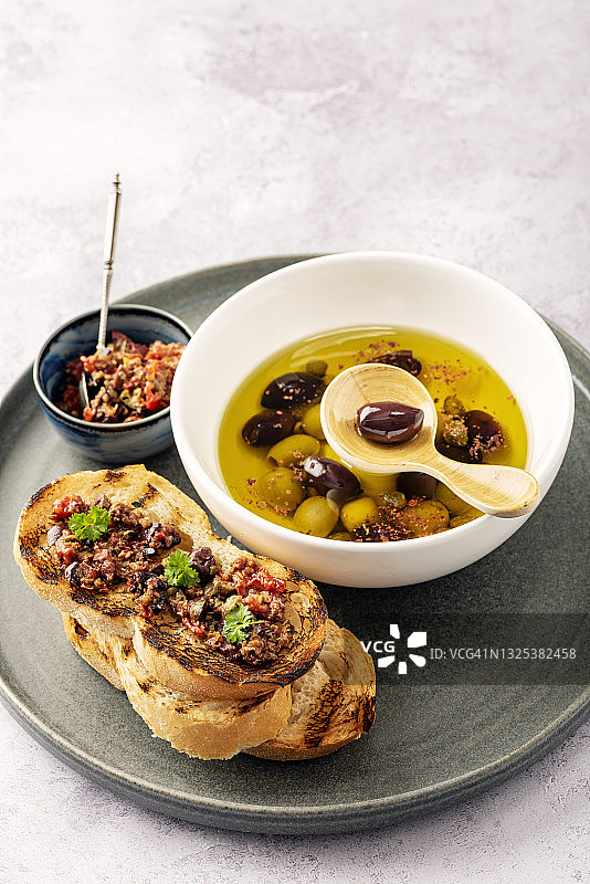 普罗旺斯橄榄酱烤面包图片素材