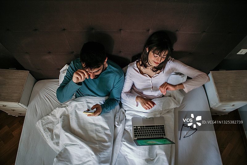 深夜在床上工作图片素材