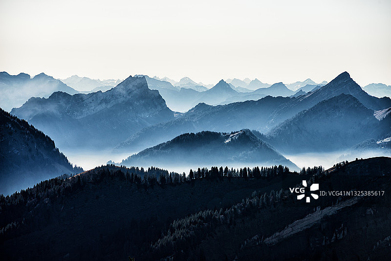 从克龙贝格山观看瑞士阿尔卑斯山图片素材