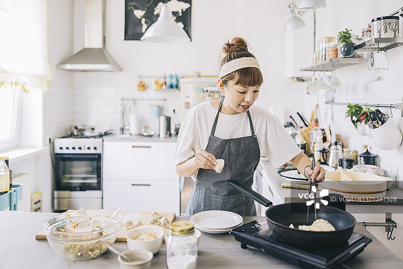 女人在家制作饺子图片素材