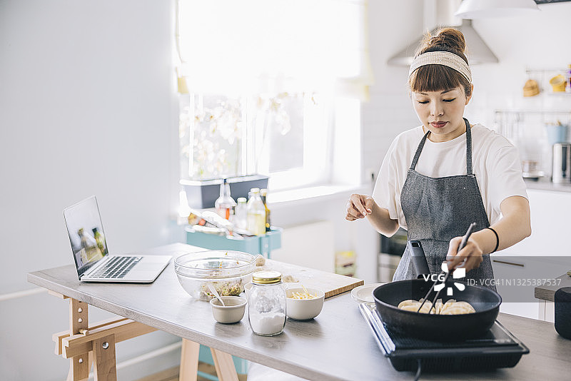 女人在家制作饺子图片素材