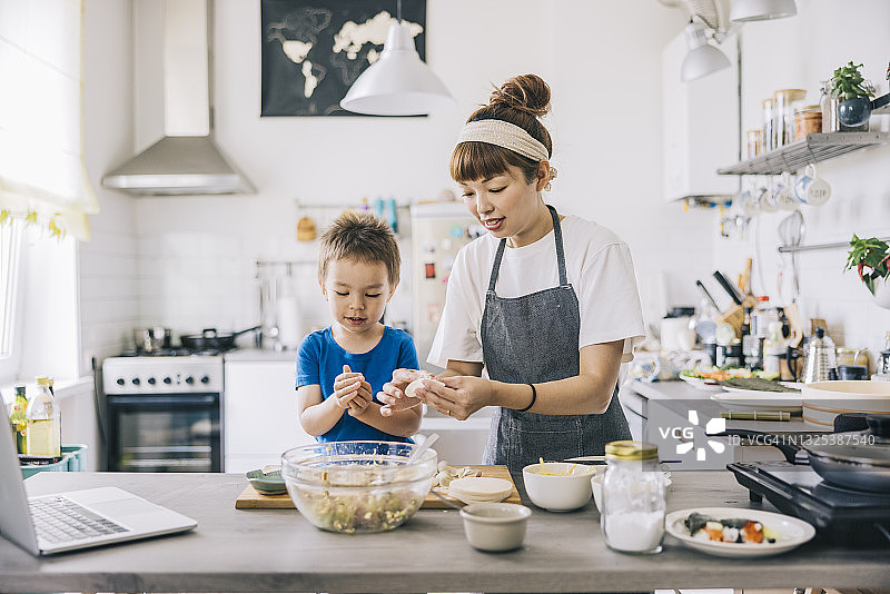 日本女人和儿子一起制作饺子图片素材