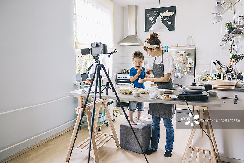 日本女人上虚拟烹饪课图片素材