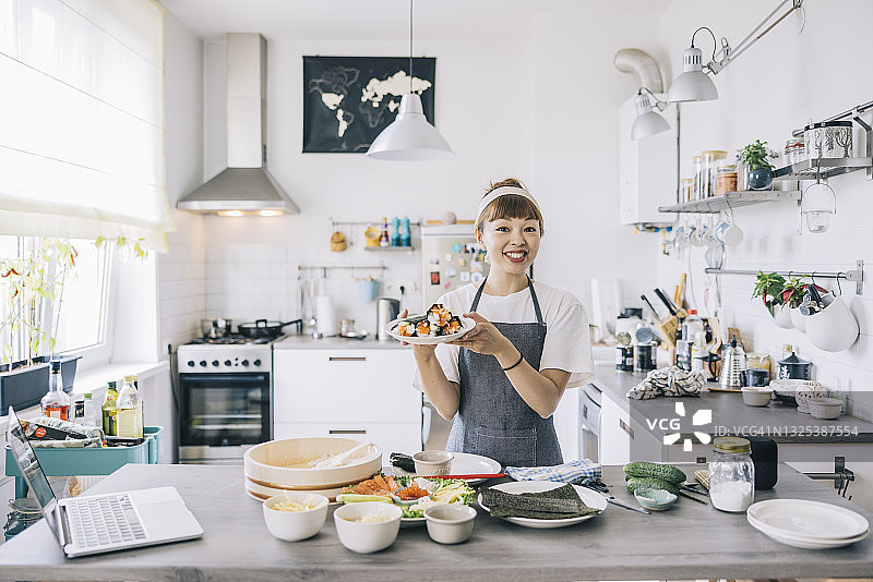 与观众交流的日本美食视频博主图片素材