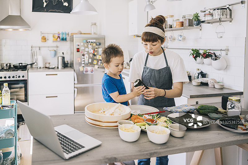在家制作手卷寿司的母子图片素材