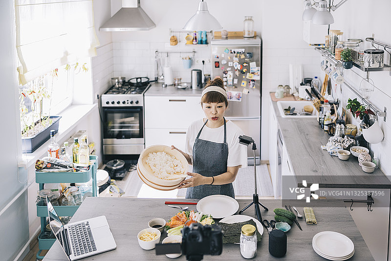 拍摄美食教程的日本女人图片素材