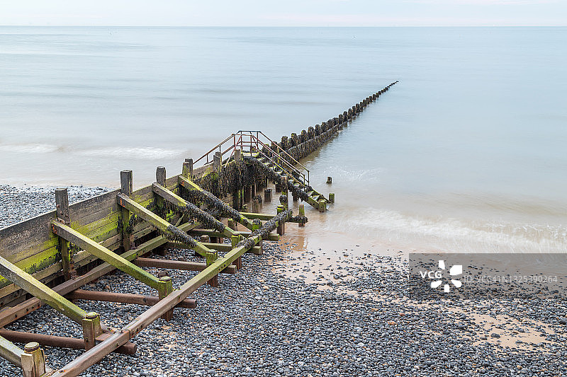 延伸到海中的木制丁坝图片素材