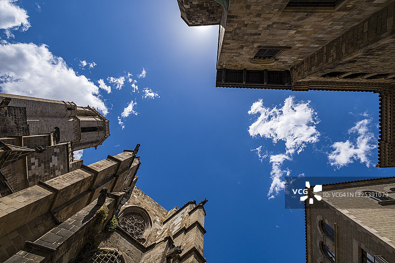 巴塞罗那大教堂的低角度景观图片素材
