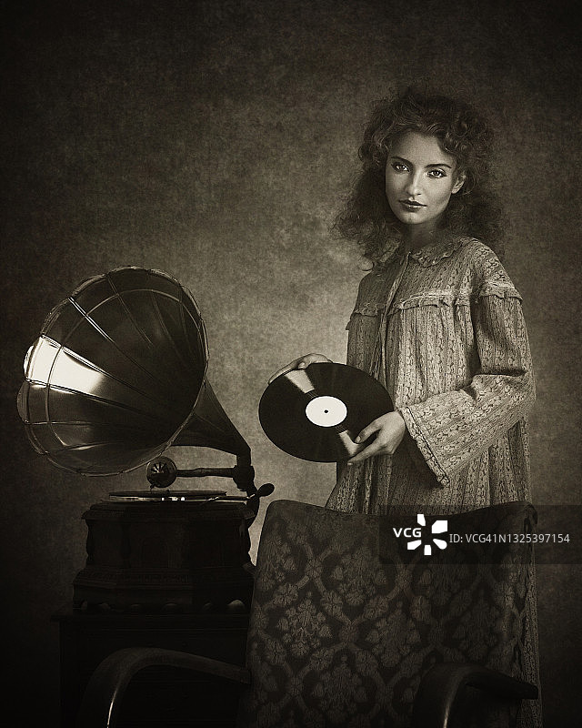 使用留声机的复古风女人图片素材