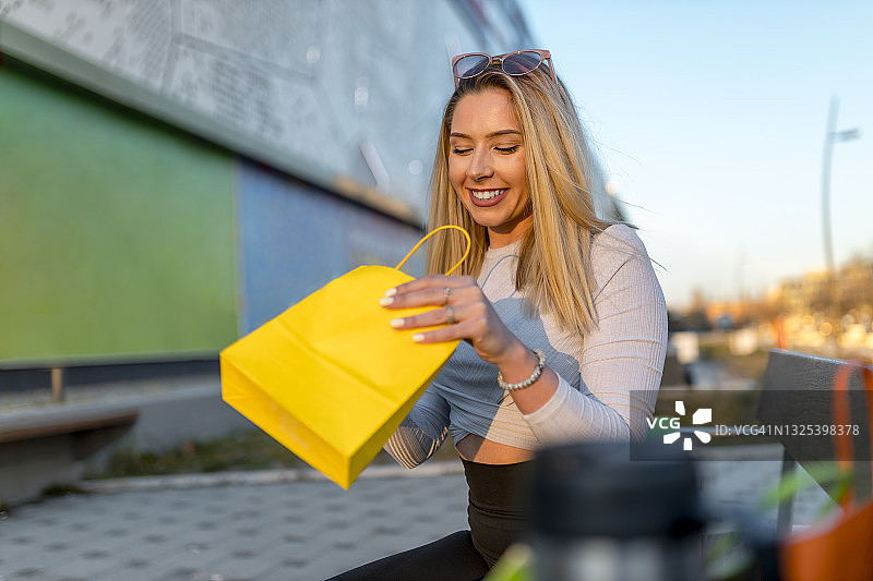 疫情期间购物图片素材