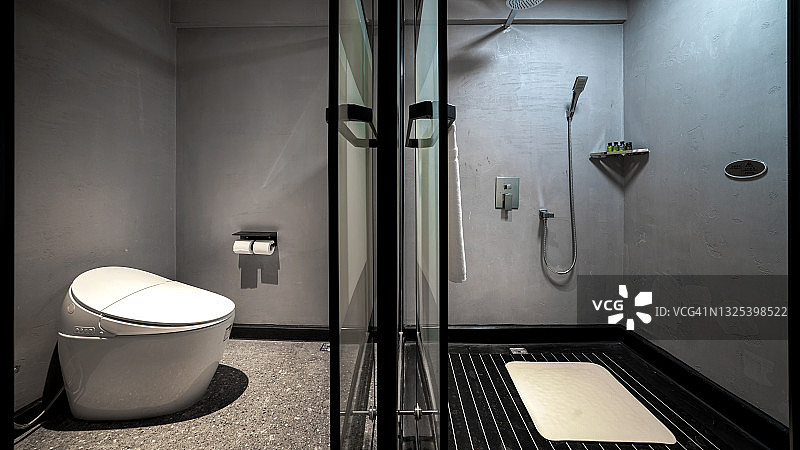 相邻的浴室和卫生间图片素材