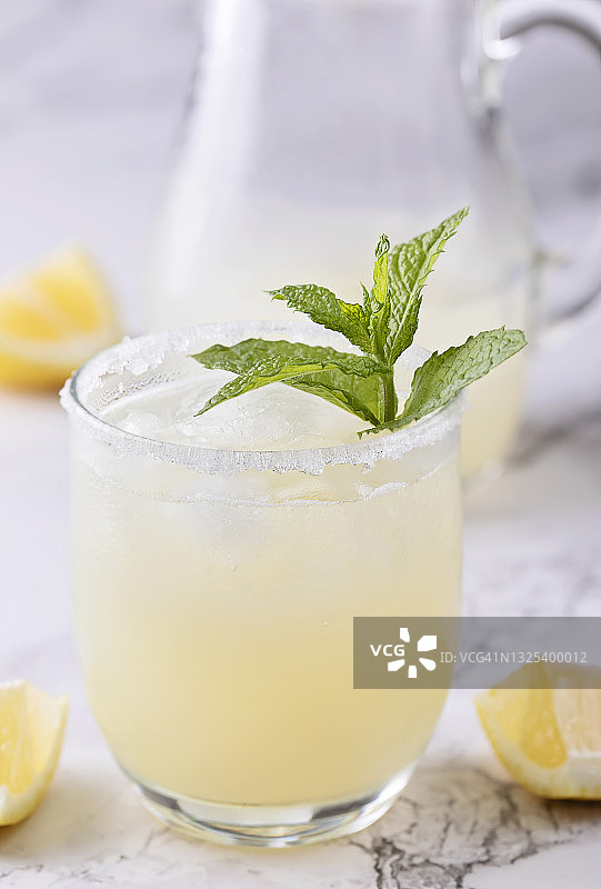 大理石面上的自制柠檬水图片素材