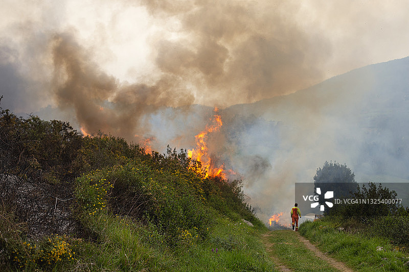 消防员奔向山火图片素材