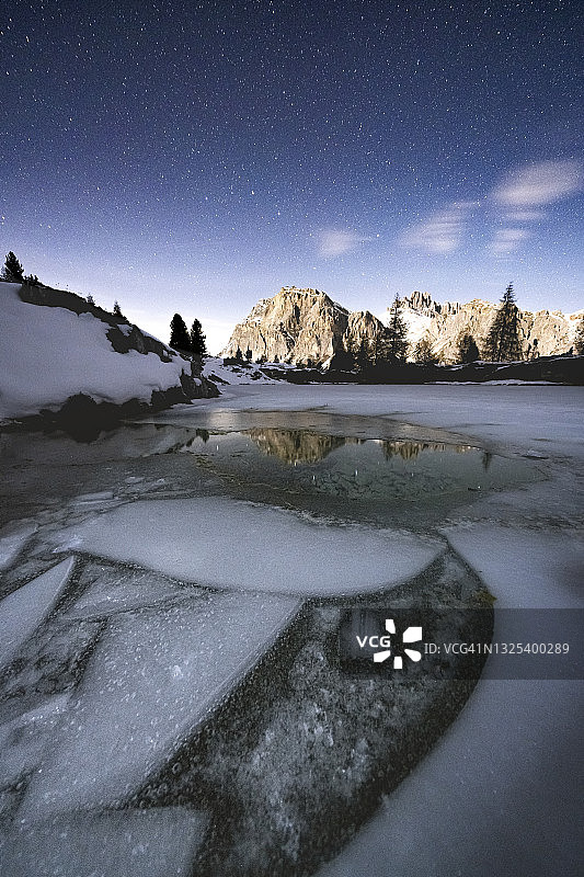 意大利多洛米蒂山脉利米德斯湖夜景图片素材