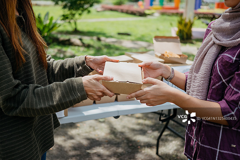 女性从志愿者处获得免费食物图片素材