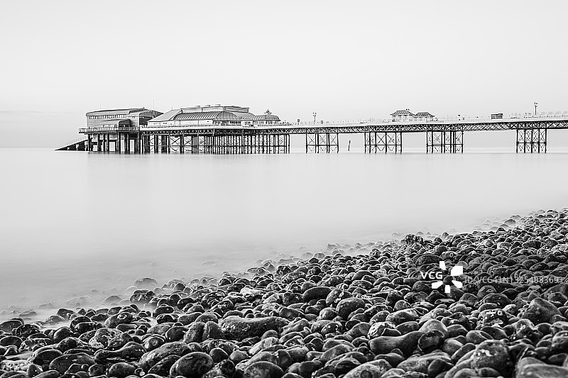 克罗默卵石海滩的黑白码头图片素材