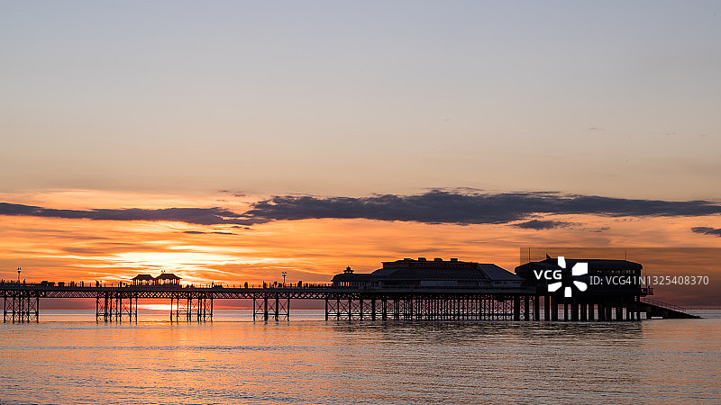克罗默码头后的日落图片素材