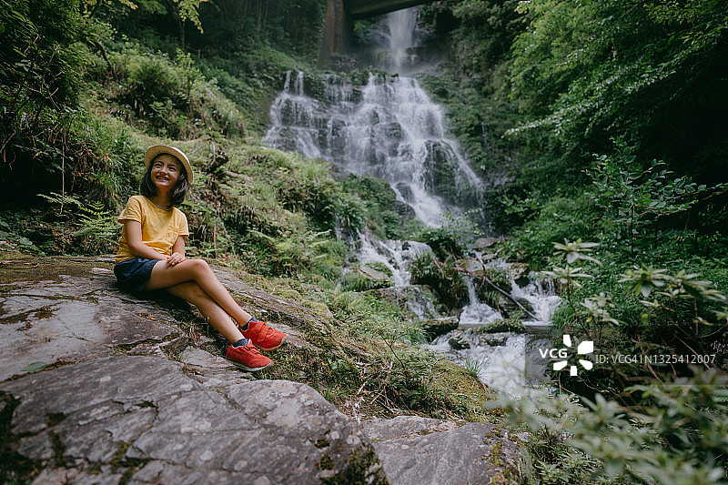 在日本森林瀑布前的年轻女孩图片素材
