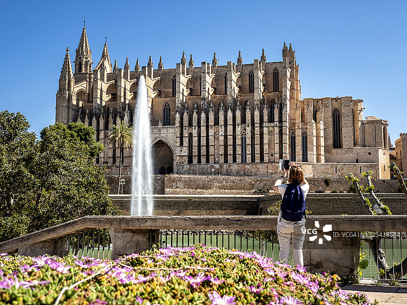 西班牙马略卡帕尔马教堂女游客手机拍照图片素材