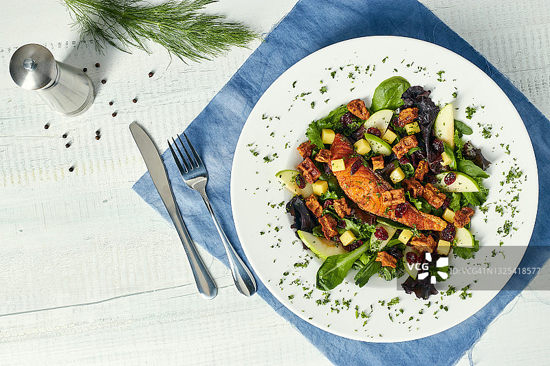 葡萄干青苹果腌制三文鱼沙拉图片素材